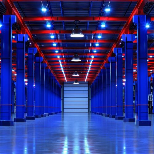 rendering-3d-d-un-vaste-entrepot-logistique-avec-une-usine-de-quai-de-chargement-et-une-plaque-tournante-de-transport-min